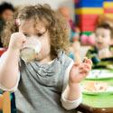 enfants déjeunant à la cantine