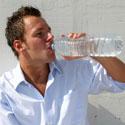 homme buvant une bouteille d'eau