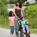 enfant en fauteuil roulant