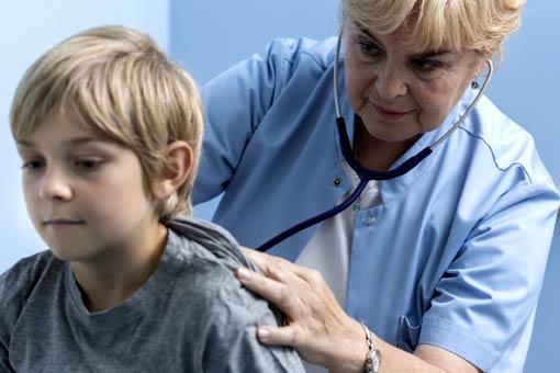 Surveiller la colonne vertébrale des enfants