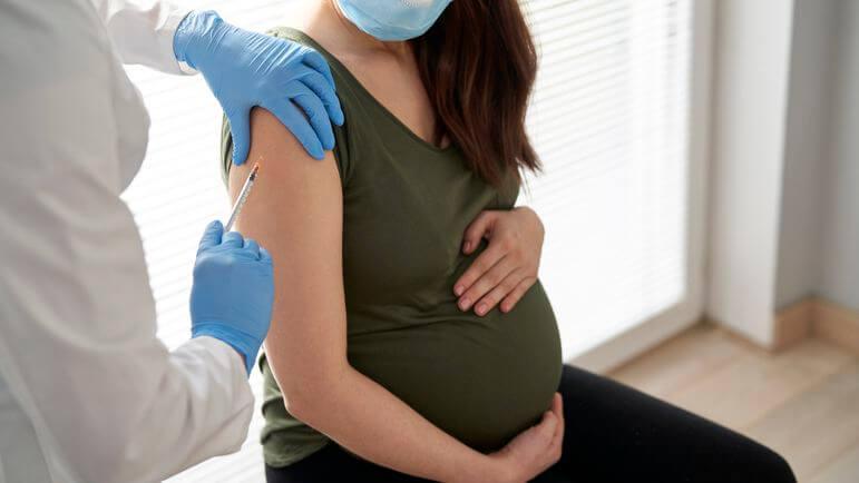 <p>Les femmes enceintes de 32 à 36 semaines d’aménorrhée sont éligibles à cette vaccination.</p>