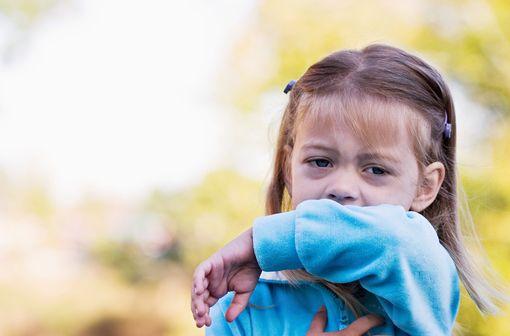 Réservé à l'enfant de plus de 2 ans, CALMIXENE est indiqué dans le traitement symptomatique des toux non productives gênantes, en particulier à prédominance nocturne (illustration).