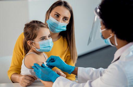 Le bénéfice de la vaccination chez l'enfant est d'autant plus important en période de circulation intense du virus (illustration).