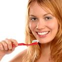 femme qui se brosse les dents