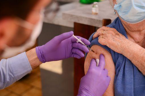 Les sujets à risque de formes graves de COVID sont prioritaires pour les vaccins bivalents.