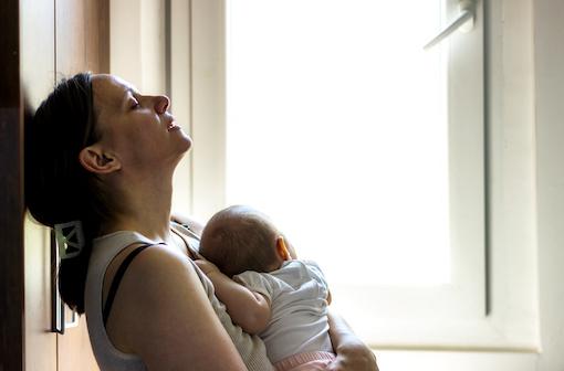 En France, 1 mère sur 6 souffre de dépression du post-partum 2 mois après la naissance.