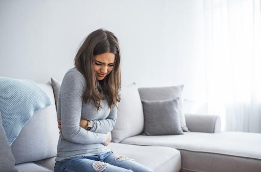 Des symptômes pouvant persister en dehors de la période des règles.